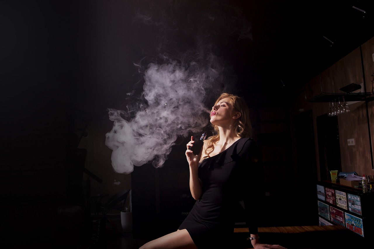 donna che fuma pix