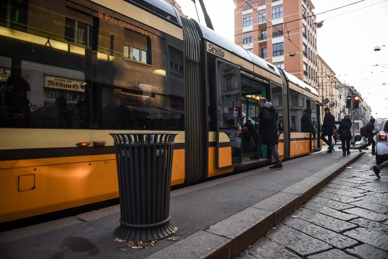 Milano: aggressione alla fermata del tram con spranga di ferro