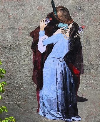 Street art di Tvboy: mascherina e Amuchina ne Il bacio di Hayez ai tempi del coronavirus