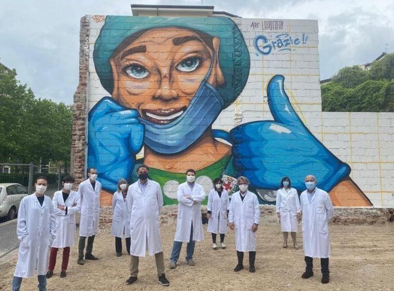 "Per non dimenticare": il murale a Milano per ringraziare il personale sanitario