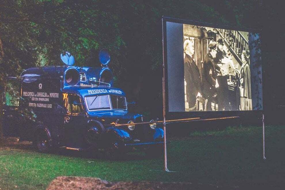 A Milano cinema gratis all'aperto con la magia di una CineMobile del 1936