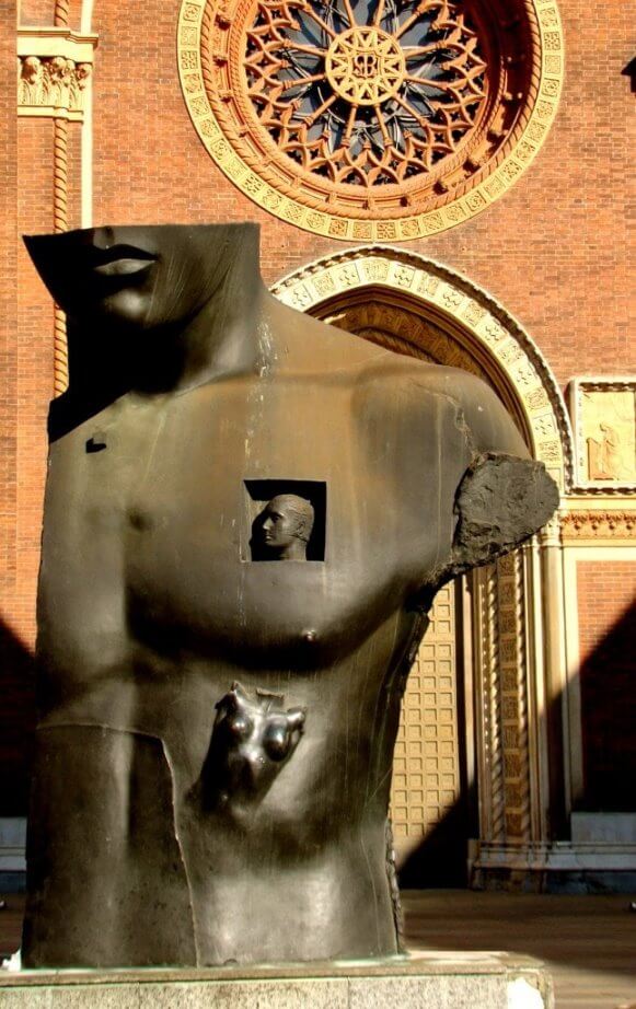 igor-mitoraj-scultura-grande-toscano-piazza-del-carmine-milano