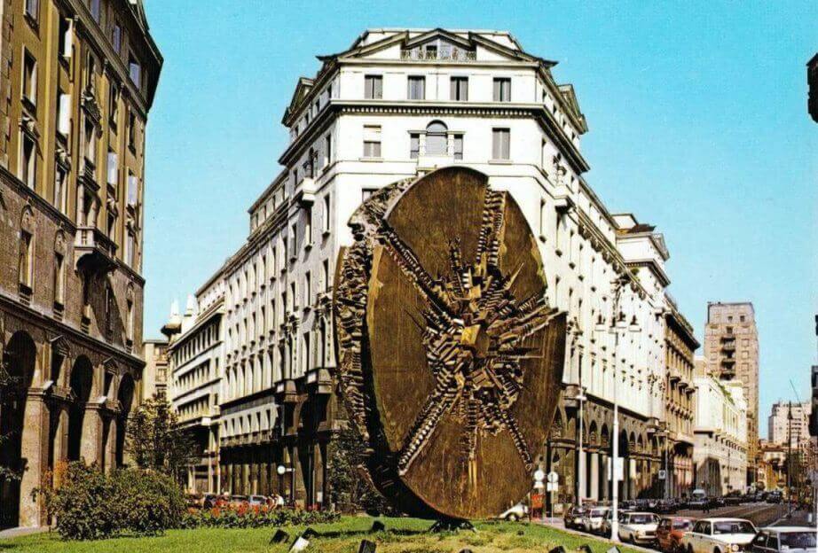 piazza-meda-scultura-sole-dico-arnaldo-pomodoro