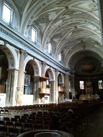 Immagine della navata della Basilica di Santo Stefano maggiore Milano