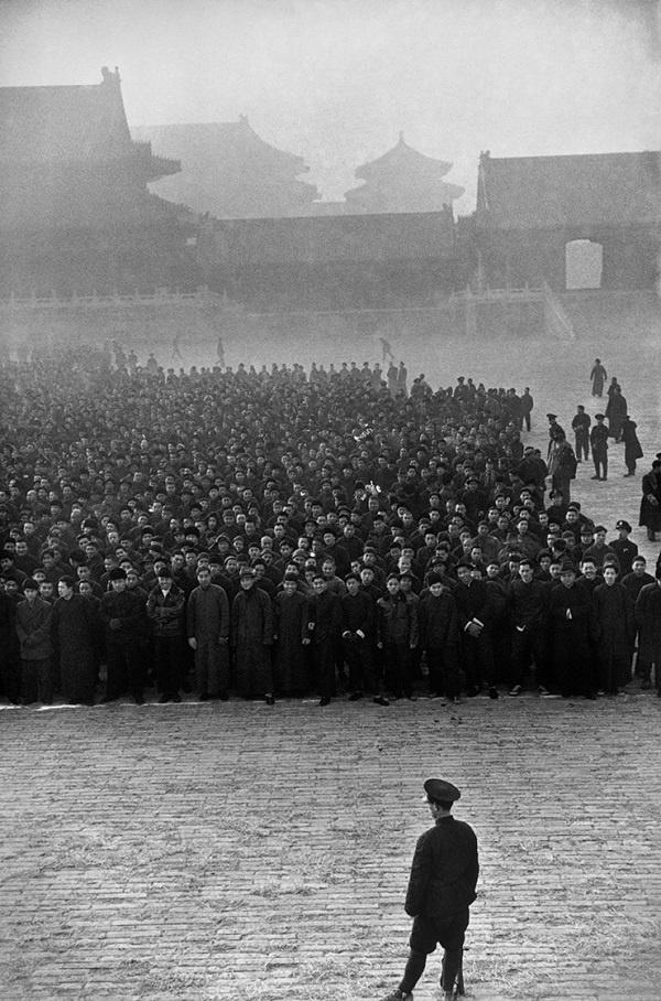 Henri Cartier-Bresson, Nella Città Proibita, diecimila reclute si allineano a formare un nuovo esercito nazionalista, Fondazione Henri Cartier-Bresson