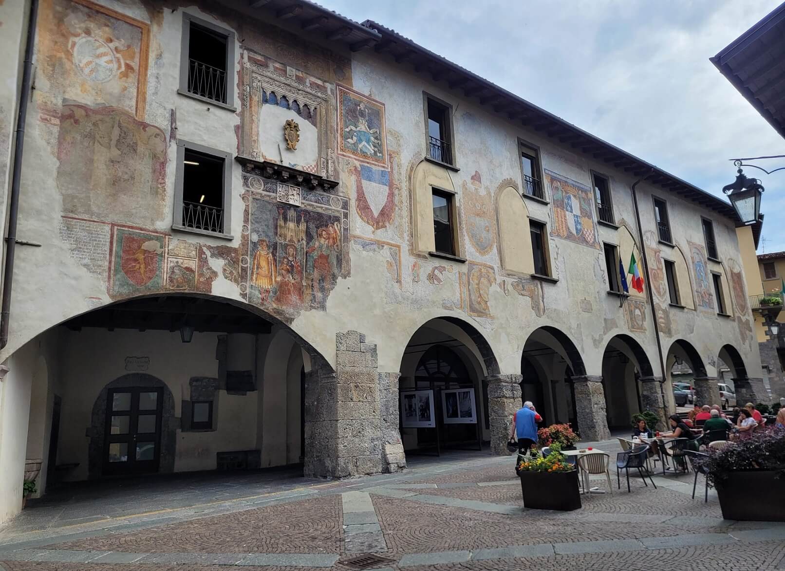 clusone piazza orologio affreschi foto cicala
